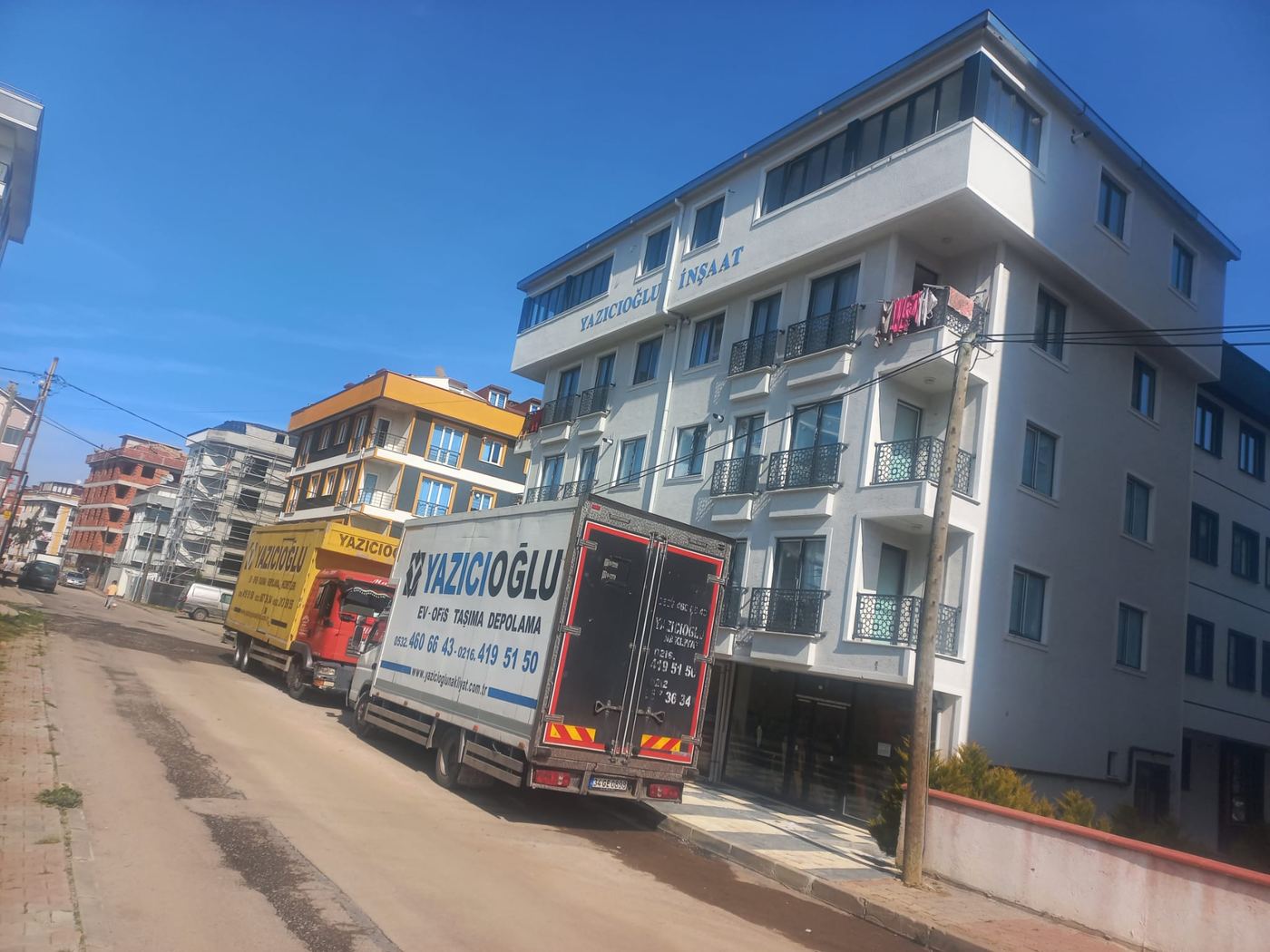 Yazıcıoğlu Nakliyat kamyonu apartman önünde yükleme yaparken
