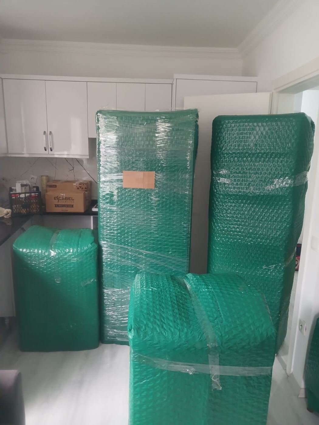 Mutfak eşyalarının taşıma kasalarıyla paketlenmesi