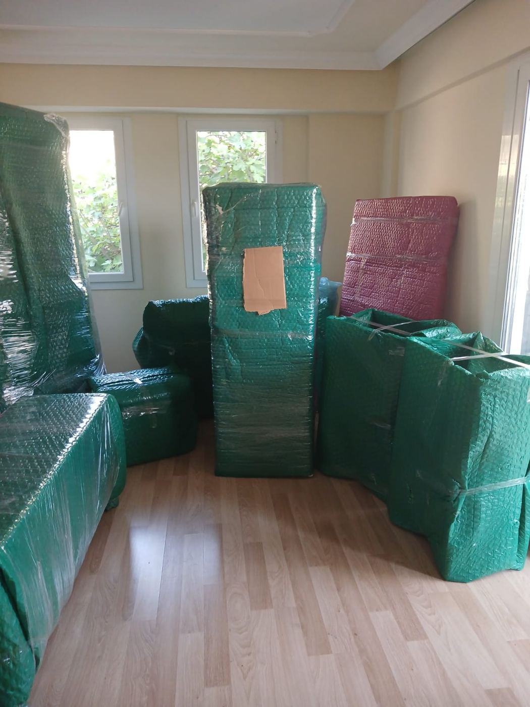 Taşıma günü öncesi paketlenmiş oda eşyaları