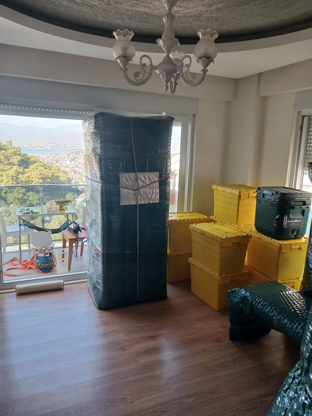Plastik taşıma kasaları ve paketlenmiş ev eşyaları