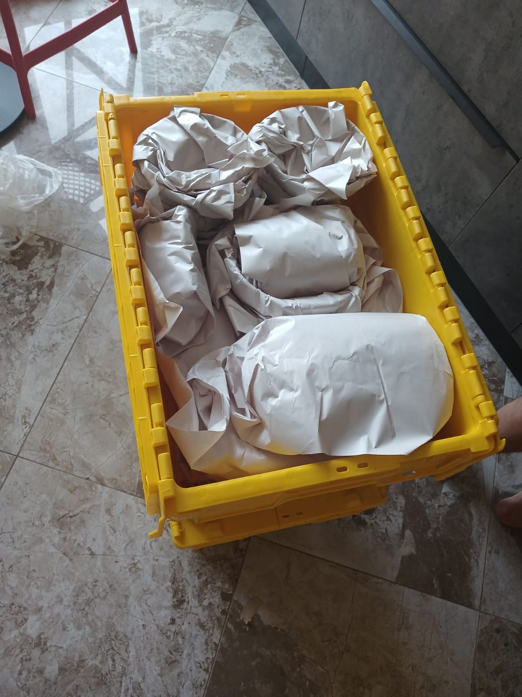 Porselen tabakların tek tek kağıtla sarılıp kasalanması