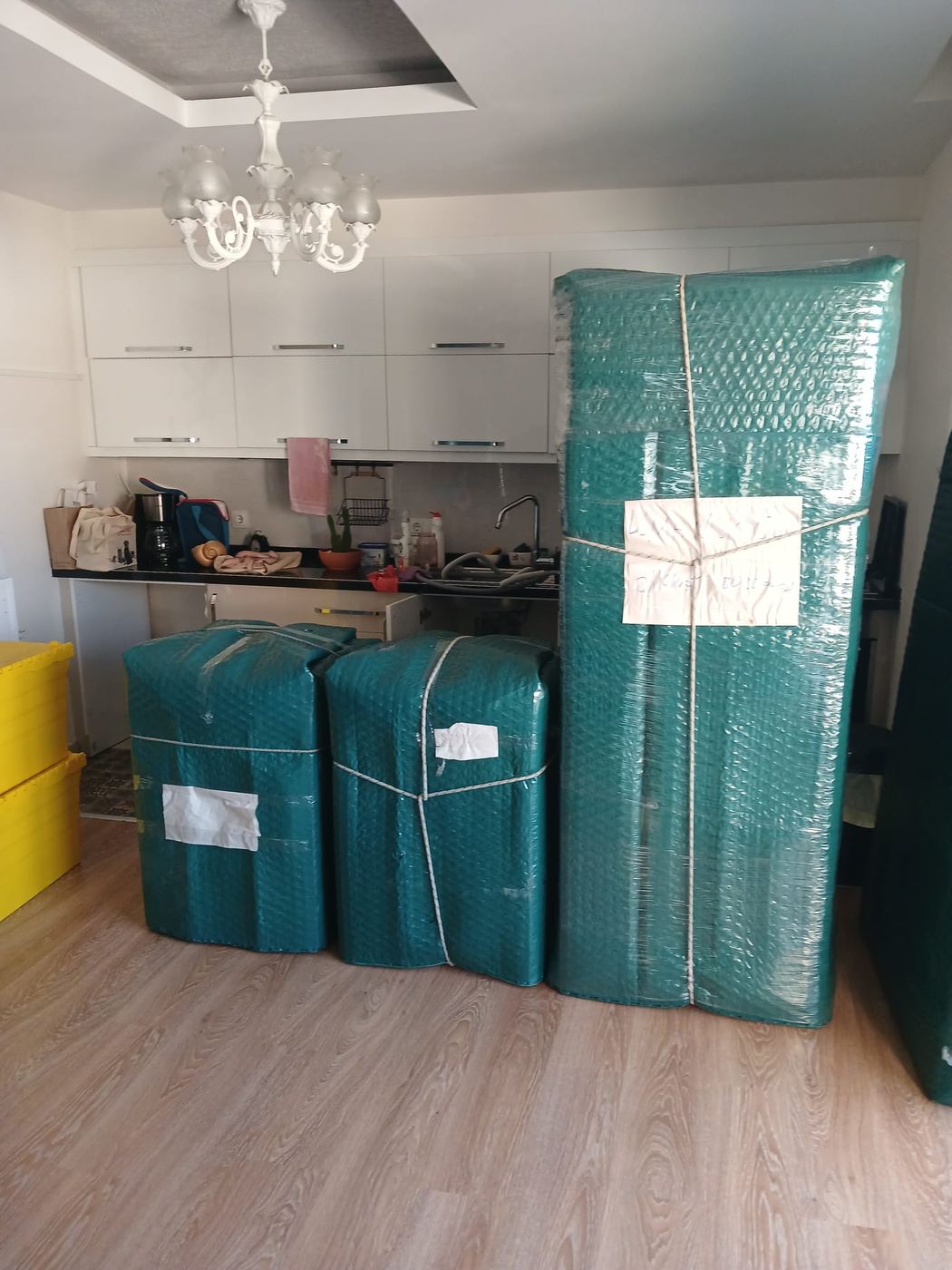 Salon eşyaları taşıma öncesi balonlu naylonla paketlenmiş