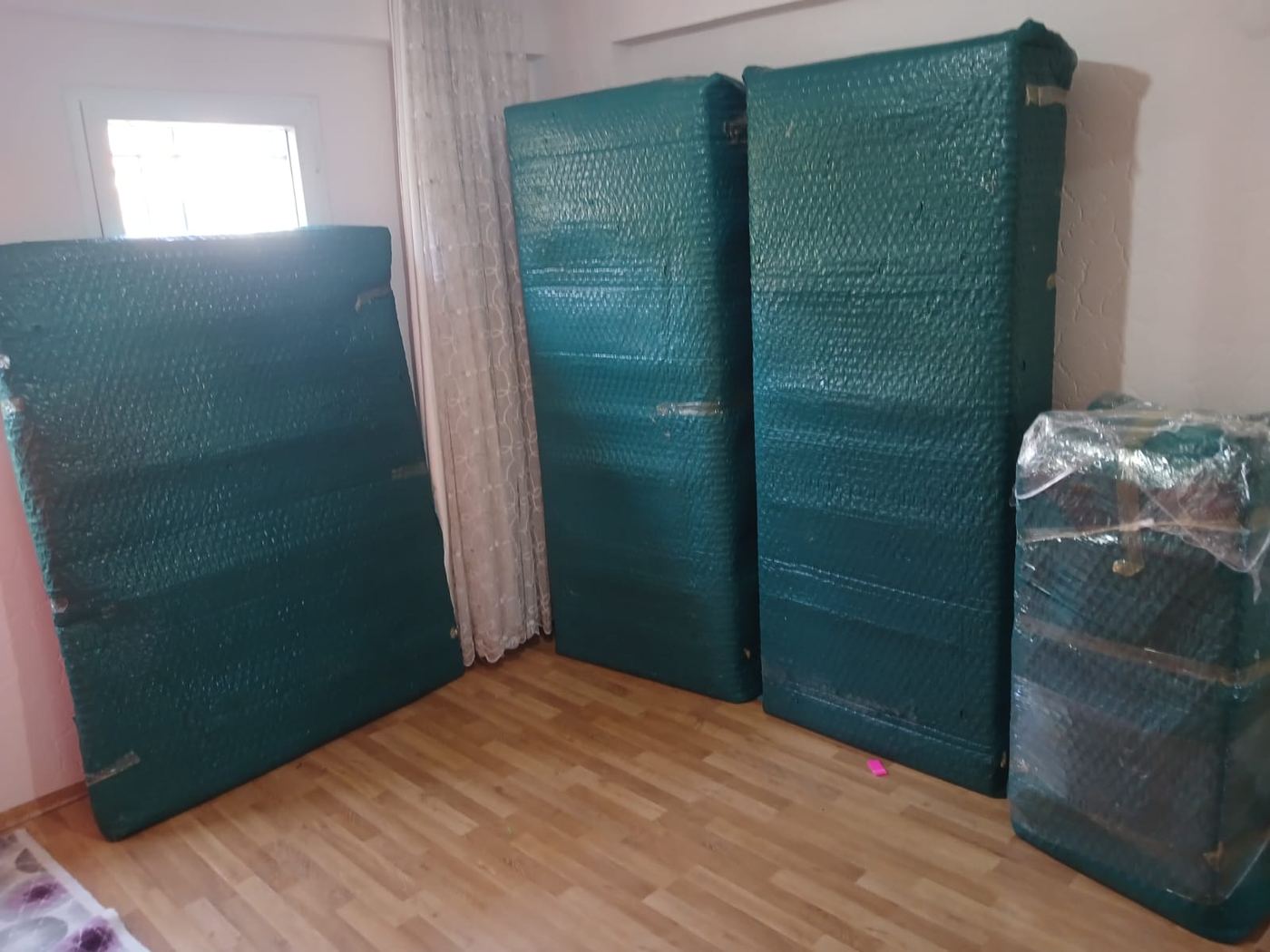 Yatak ve bazaların koruyucu ambalajla paketlenmesi